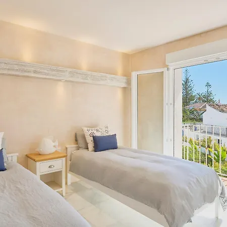 About Casa Del Rio Marbella